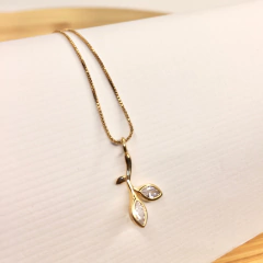 Colar folha com pedra dourado - Closet Florescer 