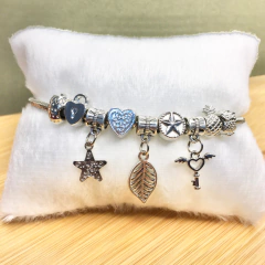 Pulseira feminina com 9 berloques cor prata - Closet Florescer 