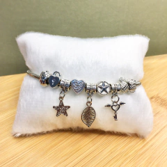 Pulseira feminina com 9 berloques cor prata - comprar online
