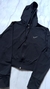 CAMPERA CORTITA, AJUSTADA, CON FRIZA Y CAPUCHA