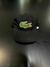 Boné Lacoste preto com logo do crocodilo bordado em verde e vermelho.