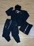 Conjunto preto Puma x BMW M Motorsport com blusa moletom com capuz e calça jogger, ambos com logos das marcas em branco e detalhes em vermelho e azul.