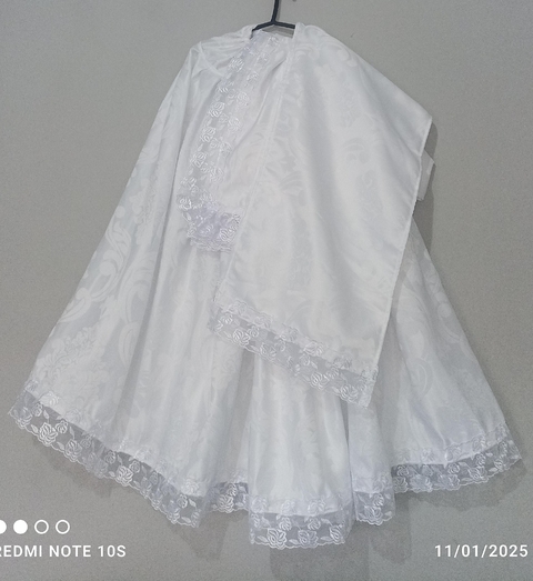 Conjunto de saia e blusa branca com detalhes em renda.