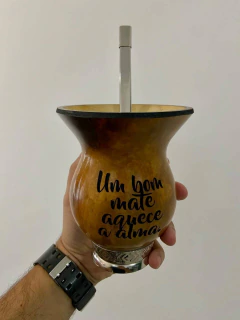 Imagem do Cuia de Porongo Natural Grande com Pé em Metal | Gravação a Laser "Um bom mate aquece a alma"