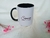Caneca preta com nome e inicial