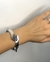 Bracelete curvado prateado na internet