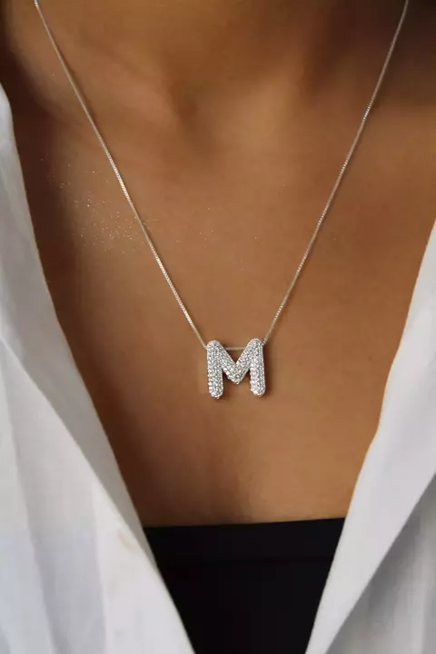 Colar letra abaloada cravejada ródio