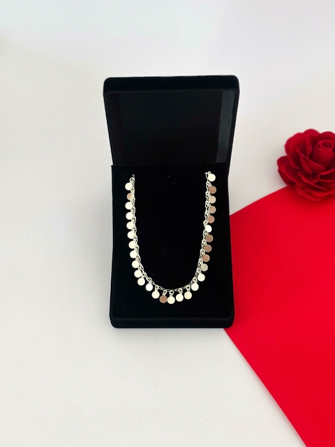 Colar medalha pendurada