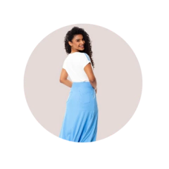 Larissa G. Quando comprei o Conjunto Solange, fiquei com medo de a cor não combinar comigo, mas é ainda mais lindo pessoalmente! A peça é super versátil, posso usar tanto para o dia a dia quanto para eventos mais casuais. E o melhor: é sustentável! Muito amor por essa marca.