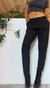 Pantalón JACK PANT BLACK CALCE PERFECTO en color negro, usado por una modelo.