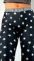 Legging negro con estampado de estrellas y calce perfecto.