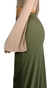 Palazzo Penelope Army en color verde con textura acanalada, combinado con un top beige de mangas acampanadas.