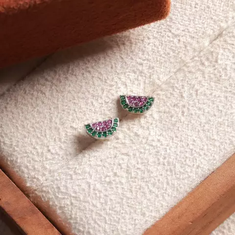 BRINCO DE MELANCIA CRAVEJADO COLORIDO PLATINA - BANHO OURO 18K
