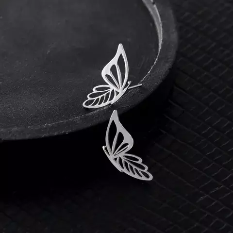 BRINCO BORBOLETA VAZADA EM AÇO INOX