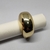 Elástico de metal dourado Maxi Luna sobre um suporte branco. Pony cuff - acessorios de cabelo- elastico de cabelo metal