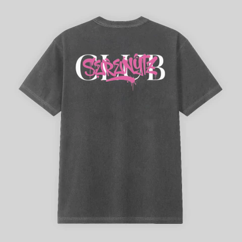 Camiseta oversized chumbo estonado com estampa rosa e branca na parte de trás e na parte da frente estampa SRNTZ em branco camiseta fio 30.1 penteado zero encolhimento após a lavagem aromatizada e reforço ombro a ombro. Pré encolhida