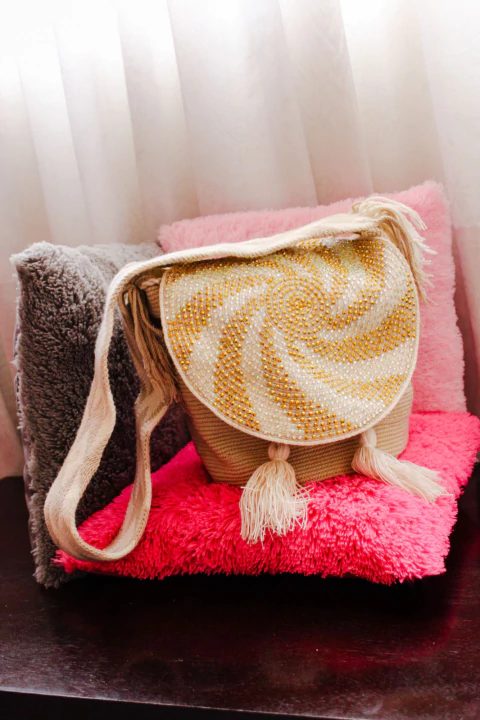 Mochila Wayuu con tapa de piedras brillantes en internet