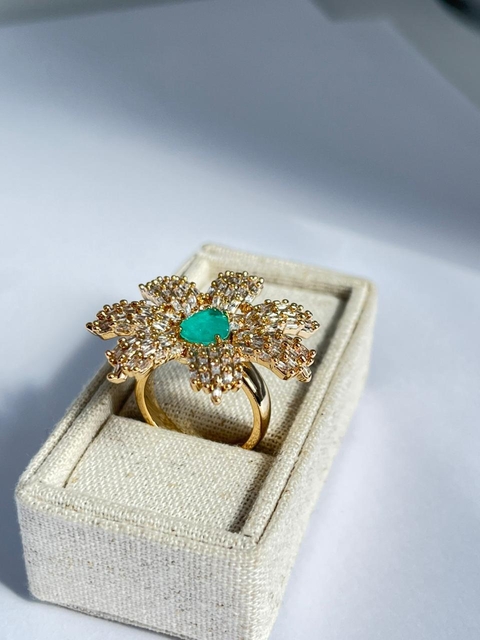 Anel flor cravejado com gota verde no centro