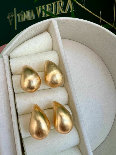 Brinco gota acetinado