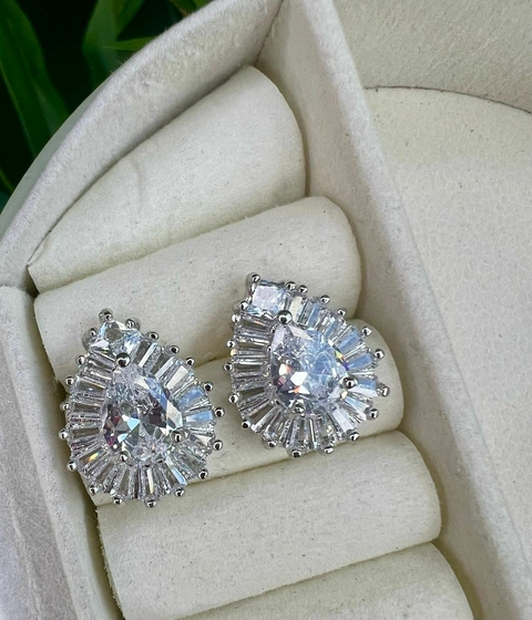 Brinco oval cravejado