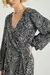 VESTIDO CURTO ESTAMPADO COM DECOTE TRANSPASSADO-EST PAISLEY BICOLOR - Fiore Store KF - Loja de Roupas Multimarcas
