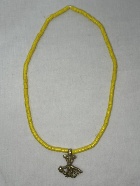 Collar de gala (Ileke) con figura de Oshun con cuenta africana gruesa en Amarillo 70 cm - comprar en línea
