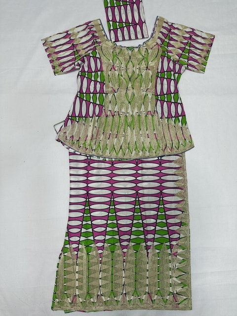 Agbada con rombos verdes con blanco y obalos rosas con blanco con bordado dorado - comprar en línea