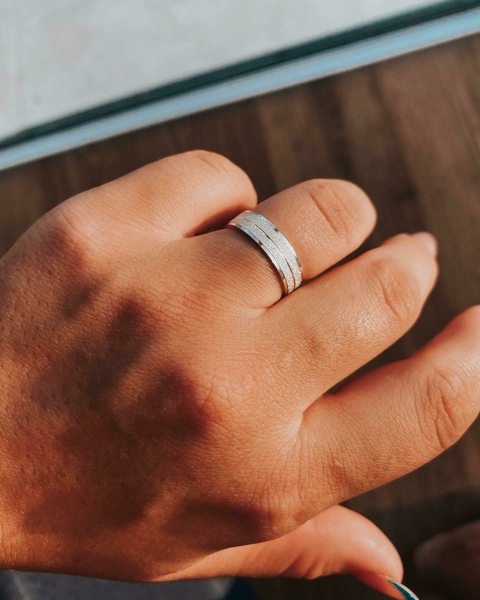 Aliança Diamantada com 1 Friso central + Rebaixo das laterais / 6 Milímetros