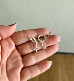 Argola Cravejada com Pingente Cobra na internet