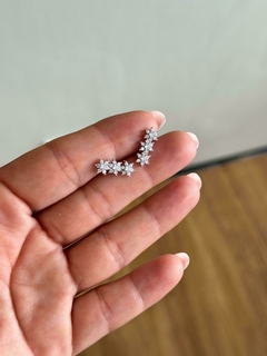 Brincos Três Flores Cravejadas na internet