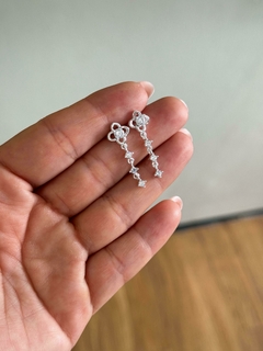 Brincos Flor Elegância Cravejado na internet