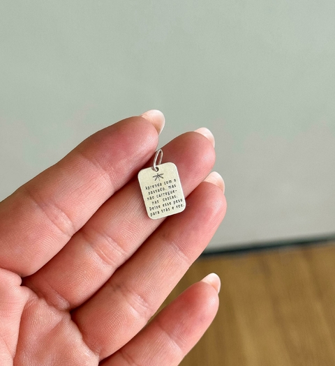 Pingente Plaquinha "Aprenda com o passado..