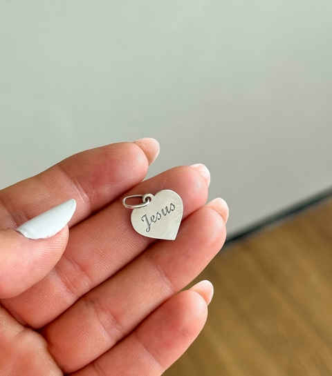 Pingente coração com gravação Jesus