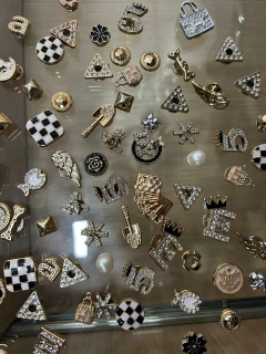 Babuche Moleka Com 2 Pins Aleatorios - loja online
