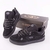 Imagem de um par de tênis Drop Dead Ninety Preto, com detalhes em preto e uma caixa de embalagem ao fundo.