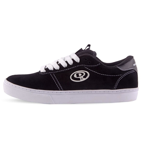 Tênis Drop Dead Stunt Low na cor preto e branco, com detalhes de camurça e logo na lateral.