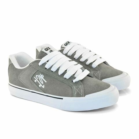 Imagem de tênis QIX Chorão Park na cor grafite, com cabedal em camurça e solado branco.