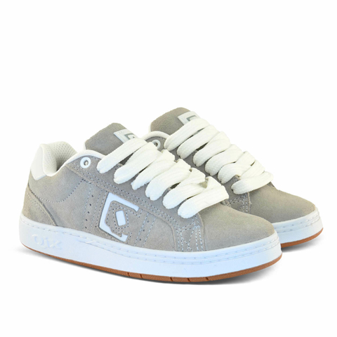 Imagem do Tênis Qix Combat Suede nas cores cinza e branco, com cadarços brancos e sola emborrachada.