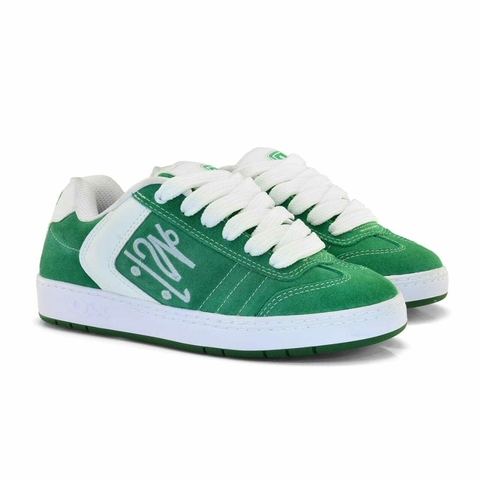 Imagem de um par de tênis Qix Chorão Lado B nas cores verde e branco, com detalhes em suede e cadarços brancos.