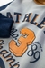 Detalhe da estampa do conjunto infantil masculino de inverno Athletic Champs com número 3 em destaque e mangas azul marinho