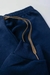 Calça infantil azul marinho com punho canelado e cordão bege para ajuste