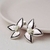 Brinco meia flor rodio