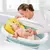 tapete de banho antiderrapante bebê,  
almofada flutuante para banho infantil,  
suporte com fivela de 3 pontos para banheira,  
tapete de banho ergonômico para recém-nascido,  
tapete compatível com várias banheiras,  
almofada de banho com secagem rápid