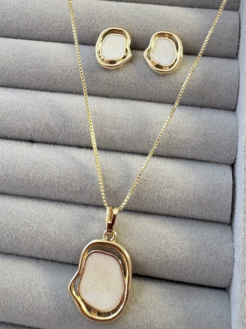 Conjunto Corrente Veneziana e Brinco Orgânico Bege Banhado a Ouro 18k
