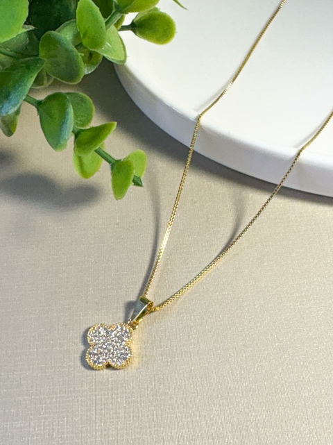 Colar Corrente Veneziana com Pingente Trevo Cravejado em Micro Zircônias Folheado a Ouro 18k