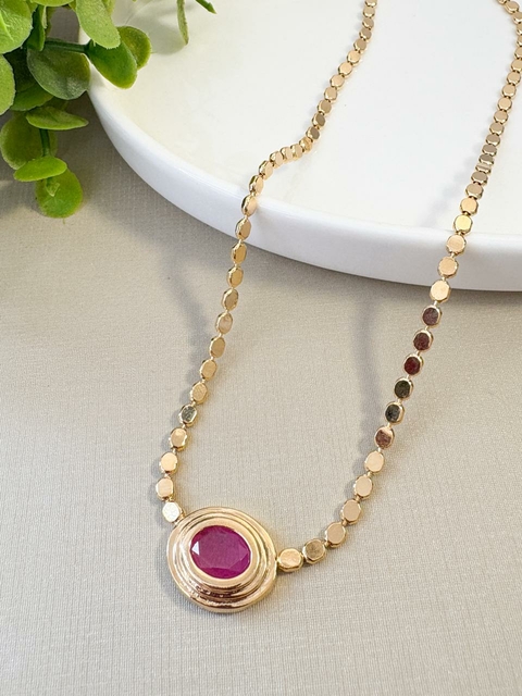 Colar Choker Bolinhas Achatadas com Pedra Oval Camadas Fucsia Banhado a Ouro 18k