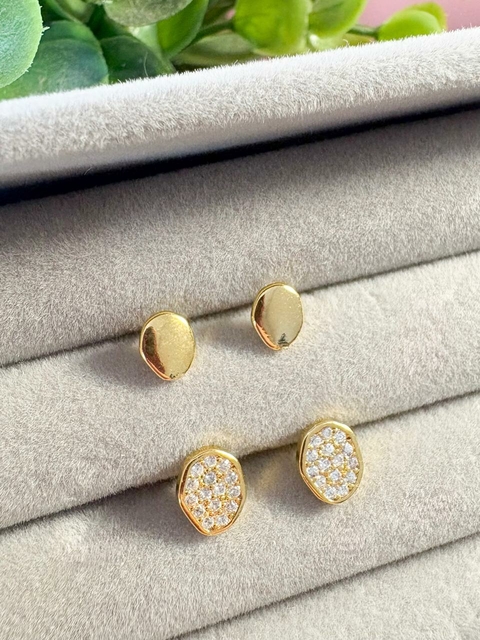 Brinco de Pino Duplo Geométrico Cravejado e Liso Banhado a Ouro 18k