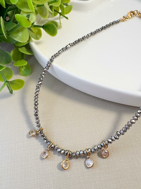 Colar de Cristais Hematita com 5 Zircônias Banhado a Ouro 18k