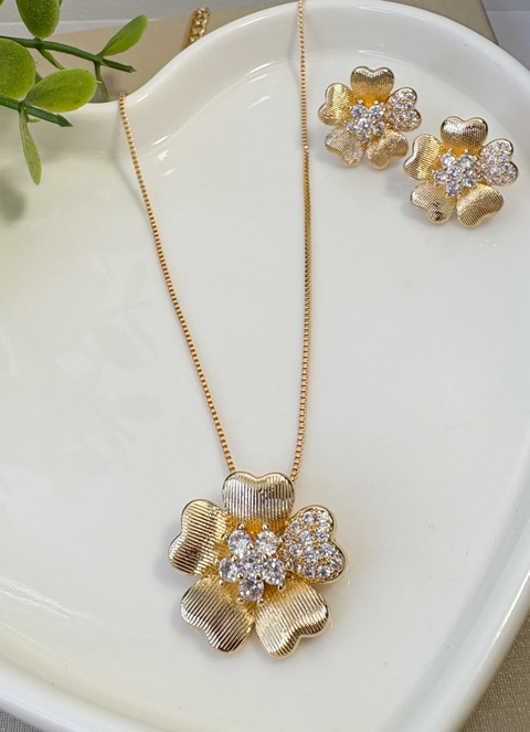 Conjunto Colar e Brinco Flor com Pétala Cravejada Folheado a Ouro 18k