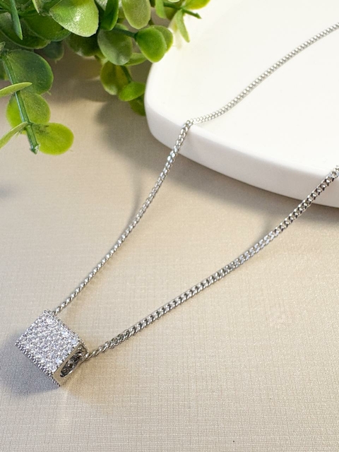 Colar Corrente Groumet com Pingente Quadrado Cravejado Banhado a Ródio Branco